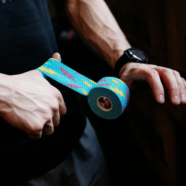 1,5″ Blue Narrow Weightlifting thumb Tapes with Flash design in use - Warm Body Cold Mind